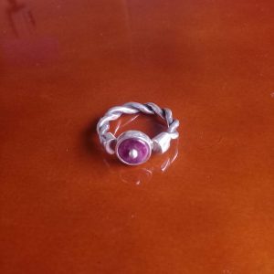 Anillo de plata aro entorchado con spondylus lila