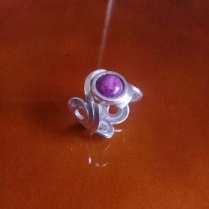 Anillo de plata espirales y spondylus lila