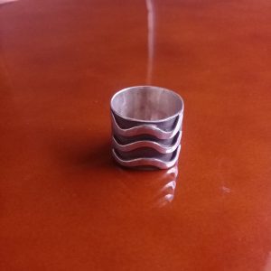 Anillo de plata olas y fondo quemado