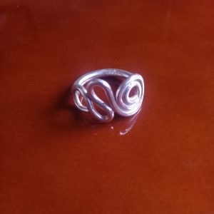 Anillo de plata hilo y curvas