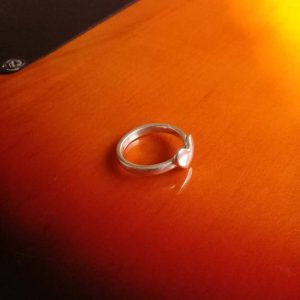 Anillo de plata con corazón